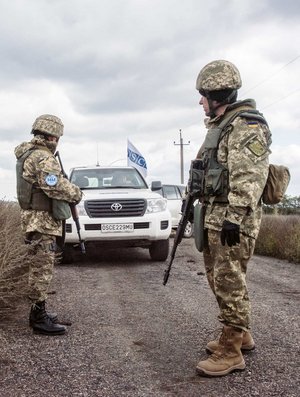 Eine OSZE-Patrouille wartet auf die Freigabe zur Weiterfahrt durch die ukrainischen Soldaten vor Ort. (Foto: OSCE CC BY-ND 4.0)