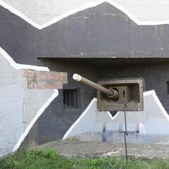 Eine von zwei 8,5-cm-Panzerabwehrkanonen des Werkes. Die Aufschriften stammen aus dem Jahr 1938. Sie wurden von abziehenden tschechoslowakischen Soldaten aufgemalt, später übermalt und zeugen von der Wehrbereitschaft der CSR-Armee. (Foto: RedTD/Gerold Keusch)