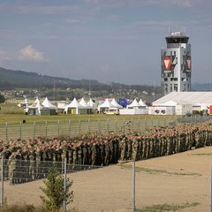 Damit Luftfahrzeuge wie der Eurofighter den Besuchern ihre Show präsentieren können, sind Tausende Mitarbeiter – wie die hier angetretenen Soldaten – notwendig, die an vielen Stellen eingesetzt werden. (Foto: Bundesheer/Daniel Trippolt)
