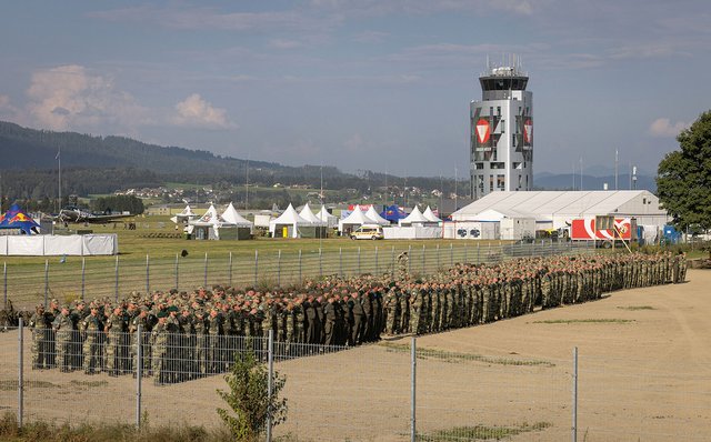 Damit Luftfahrzeuge wie der Eurofighter den Besuchern ihre Show präsentieren können, sind Tausende Mitarbeiter – wie die hier angetretenen Soldaten – notwendig, die an vielen Stellen eingesetzt werden. (Foto: Bundesheer/Daniel Trippolt)