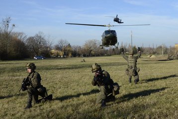 Hubschrauber des Bundesheeres landen in einer Kaserne, um Soldaten an ihren Einsatzort zu transportieren. (Foto: Bundesheer/Karl Schön)