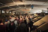 Die Führungen durch die Panzerhalle sind gut besucht. Mit Kopfhörern ist es aber auch bei größeren Gruppen kein Problem, den Erklärungen zu folgen. (Foto: Bundesheer/Harold)