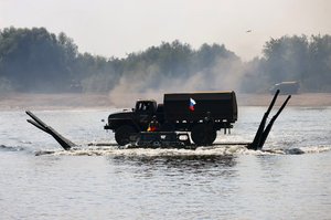 Gewässerüberquerung beim Wettbewerb "Open Water" im August 2022. (Foto: Mil.ru; CC BY-SA 4.0)