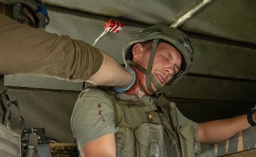 Der Sanitäter drückt eine spritzende Blutung mit Verbandsstoff ab. (Foto: Bundesheer/Daniel Trippolt)