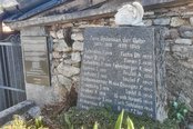 Auf dem Friedhof von Gresten sind die 22 Opfer der Endphaseverbrechen, die im Gemeindegebiet begangen wurden, mit anderen Opfern des Krieges in einem Massengrab bestattet. (Foto: RedTD/Keusch)