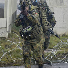 Deutsche Soldaten überwinden eine Sperre im Laufschritt. (Foto: Carl Schulze)