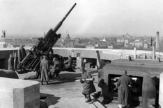 Geschützausbildung am Berliner Flakturm "Zoobunker". (Foto: Bundesarchiv, Bild 183-H27779/CC-BY-SA 3.0)