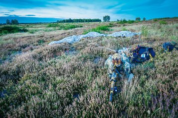 Nachdem die deutschen und österreichischen Vorauskräfte der Aufklärung gelandet sind, versorgen sie ihre Fallschirme unter gegenseitiger Sicherung. (Foto: Bundesheer/Michael Steinberger)