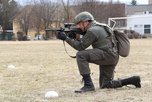 ... und im Anschlag während eines Gefechtsparcours zur Feststellung der körperlichen Leistungsfähigkeit. (Foto: Bundesheer/Michael Steinberger)