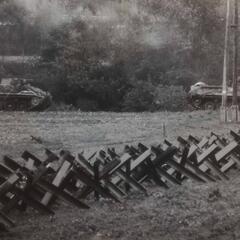 Übung in der Ära der Raumverteidigung mit Panzersperren und Schützenpanzer. (Foto: Bundesheer/Archiv Truppendienst)
