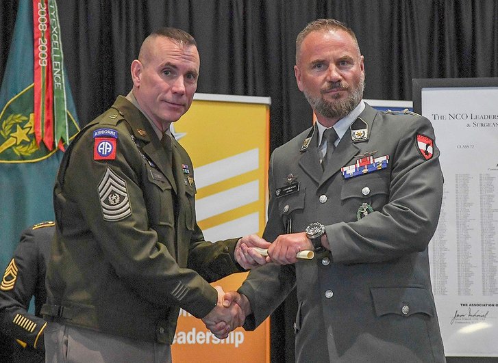 Vizeleutnant Wolfgang Brunner erhält sein Diplom vom Kommandanten des NCOL CoE. (Foto: Archiv Brunner)