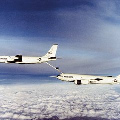 Ein Tankflugzeug KC-135A, das den Prototyp der KC-135R betankt. (Foto: U. S. Air Force; gemeinfrei)