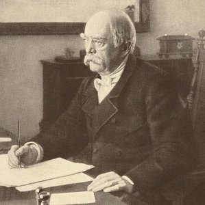 Otto von Bismarck in seinem Arbeitszimmer (Foto: Aus Bismarck. Des eisernen Kanzlers Leben in annährend 200 seltenen Bilder nebst einer Einführung. Herausgegeben von Walter Stein. Gescannt von: Immanuel Giel)