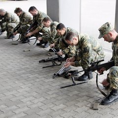 Waffen- und Schießdienst mit dem Sturmgewehr 77 unter dem Vordach eines Kompaniegebäudes.(Foto: Bundesheer/Gerold Keusch)