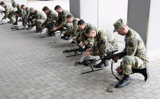 Waffen- und Schießdienst mit dem Sturmgewehr 77 unter dem Vordach eines Kompaniegebäudes.(Foto: Bundesheer/Gerold Keusch)