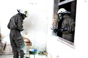 Soldaten des ABC-Abwehrtrupps bei der Gefahrstofferkundung. (Foto: ABCAbwZ)