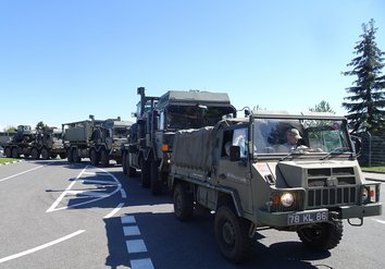 Britischer Konvoi mit Pinzgauer und MAN vor der Einfahrt in Hörsching. (Foto: Sturmlechner)