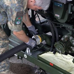 Anschließen der Gaspendelleitung zum umweltschonenden Umfüllen von Kraftstoffen. (Foto: Bundesheer/Bach)