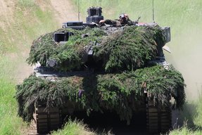 Der Kampfpanzer „Leopard“ 2A6 nähert sich dem Angriffsziel. (Foto: RedTD)