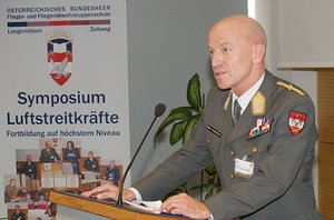 Generalleutnant Karl Schmidseder bei seiner Eröffnungsrede.
(Foto: FlFlATS/R. Köckeis)