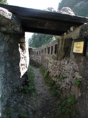 Innenansicht der Gipfelstellung der MG-Nase beim "Freilichtmuseum des Gebirgskrieges 1915 - 1917 Plöckenpass". (Foto: Archiv Dolomitenfreunde)