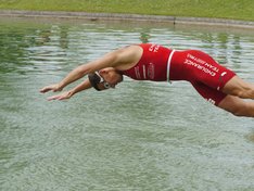 Schwimmstart mit Sprung ins Wasser. Ein Triahtlon beginnt mit dem Schwimmen, als erste Disziplin. (Foto: Archiv Keller) 