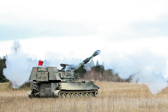 Die M-109 A5Ö, Österreichs einzige Rohrartillerie, feuert maximal 28 Kilometer weit. Damit ist sie der reichweiten-stärkeren russischen Artillerie wie der 2S7M „Pion“ deutlich unterlegen.