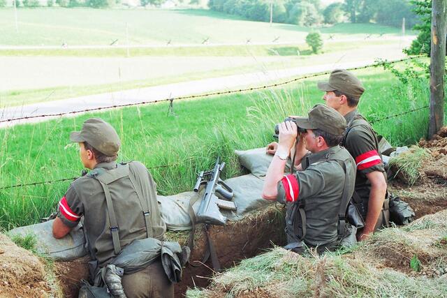 Soldaten beobachten die Grenze. (Foto: Bundesheer)