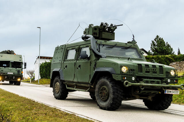 Begleitfahrzeuge stellen den Schutz von Transportfahrzeugen sicher. (Foto: Bundesheer/Triebenbacher)