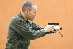 Offiziersstellvertreter Gerald Weihs macht die Tätigkeiten bei der Station "Einsatz der Taschenlampe" vor. (Foto: Gerold Keusch)