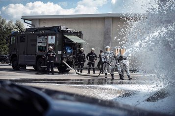 Die Brandschutztruppe beim Löscheinsatz. (Foto: 4.PzGrenBrig/AbtÖA)