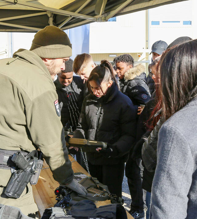 Ein Militärpolizist erklärt Schülern seine Ausrüstung. (Foto: Bundesheer/Helmut Steger)
