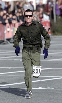 Luis beim Frauenfelder Waffenlauf, einem internationalen Militärwettkampf in der Schweiz bei dem 42 km mit Waffe und Rückengepäck zurückzulegen sind. (Foto: Archiv Wildpanner)