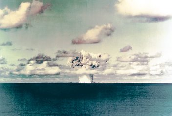 Die erste Unterwasseratomexplosion im Bikini-Atoll am 25. Juli 1946. (Foto: U.S. Navy photo NH 85805-KN; gemeinfrei)