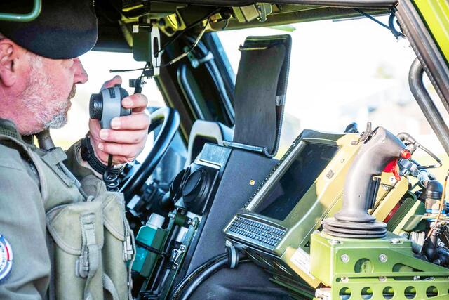 Ein Unteroffizier eines Taktischen PsyOps-Trupps im Inneren des IVECO „Husar“ PsyOps. (Foto: Bundesheer/Patrick Schodl)