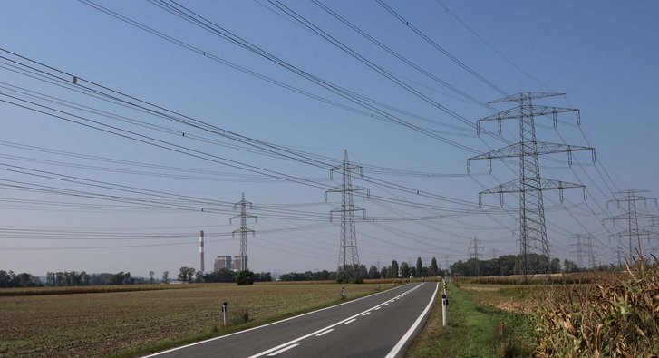 Fernleitungen östlich von Zwentendorf. Im Hintergrund (li.) befindet sich das Kohlekraftwerk Dürnrohr. (Foto: Truppendienst/Gerold Keusch)