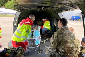 Die Royal Air Force arbeitet mit schottischen Medizinern zusammen und unterstützt den Krankentransport. (Foto: RAF, UK MOD Crown Copyright 2020)