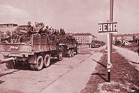 Eine sowjetische LKW-Kolonne überquert die Stadtgrenze von Wien. (Foto: Grigoryev; gemeinfrei)