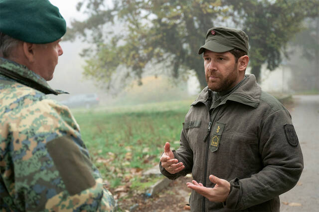 Oberleutnant Arzt Dr. Matyas Galffy (re.) erklärt dem TRUPPENDIENST die Auswirkungen von Belastungen und wie die Fähnriche damit umgehen können. (Foto: Bundesheer/Gu