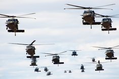 Eine Air Manoeuvre Brigade ist durch Einbindung der Lufttransport- und Luftunterstützungsmittel luftbeweglich. (Symbolfoto: U.S. Army/Joel Salgado; gemeinfrei)