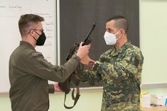 Major A. übergibt die Waffe an einen Lehrgangsteilnehmer, der sie anschließend in einer Kurzpräsentation beschreiben wird. (Foto: RedTD/Gerold Keusch)