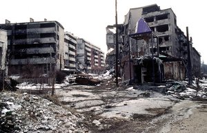 Sarajewo wurde während der Belagerung stark zerstört. (Foto: LT. Stacey Wyzkowski/U.S. Army)