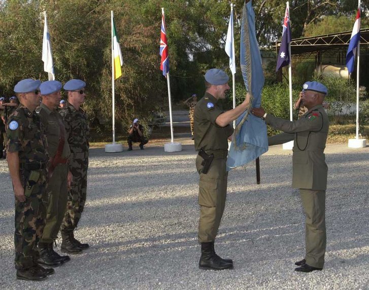 Kontingentskommandant Oberstleutnant Günter Kienberger übergibt die Fahne an den nepalesischen „Force Commander“ Generalmajor Victory Rana im Juni 2001. (Foto: Bundesheer/HBF)