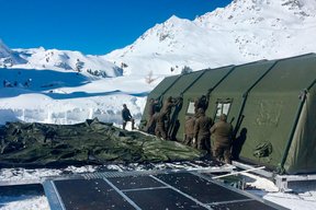 Errichten von Zeltmodulen des Systems COLPRO (Collective Protection) im Bereich des Mölser Hochlegers (2 037 m). Die beheizten Zelte beherbergen Unterkünfte und Sanitätseinrichtungen. (Foto: PiB2)