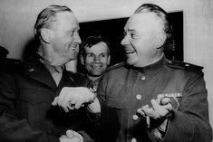 In der Nacht vom 8. auf den 9. Mai 1945 feiern die Generalmajore Stanley Reinhart (65. US-Infanteriedivision) und Dmitri Dritschkin (7. Garde-Lufltlande-Division) das Ende des Zweiten Weltkrieges in Europa. (Foto: Museum Erlauf )