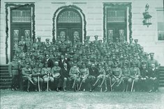 Erinnerungsfoto an die Ausmusterung des Jahrganges 1921/1924 in Enns am 14. August 1924. In der ersten Reihe sitzend, der sechste von links, ist der damalige Schulkommandant Oberst Hugo Metzger. (Foto: Archiv Rauchenbichler)