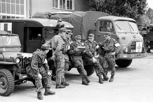 Soldaten hören eine Radiosendung und somit die Entwicklungen während des CSSR-Einsatzes. (Foto: Bundesheer)