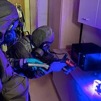 In Zukunft wird voraussichtlich eine tragbare LED-Lichtquelle mit 175 möglichen Wellenlängekombinationen und der Spezialkamera Crime-Lite-AUTO die feldmäßige Detektion ermöglichen. (Foto: ORF NÖ/Fetz)