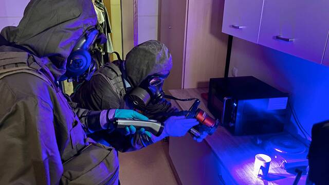 In Zukunft wird voraussichtlich eine tragbare LED-Lichtquelle mit 175 möglichen Wellenlängekombinationen und der Spezialkamera Crime-Lite-AUTO die feldmäßige Detektion ermöglichen. (Foto: ORF NÖ/Fetz)