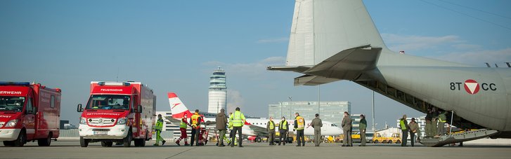 Zusammenarbeit beim Patiententransport zwischen Bundesheer und zivilen Rettungswesen. (Foto: Bundesheer)